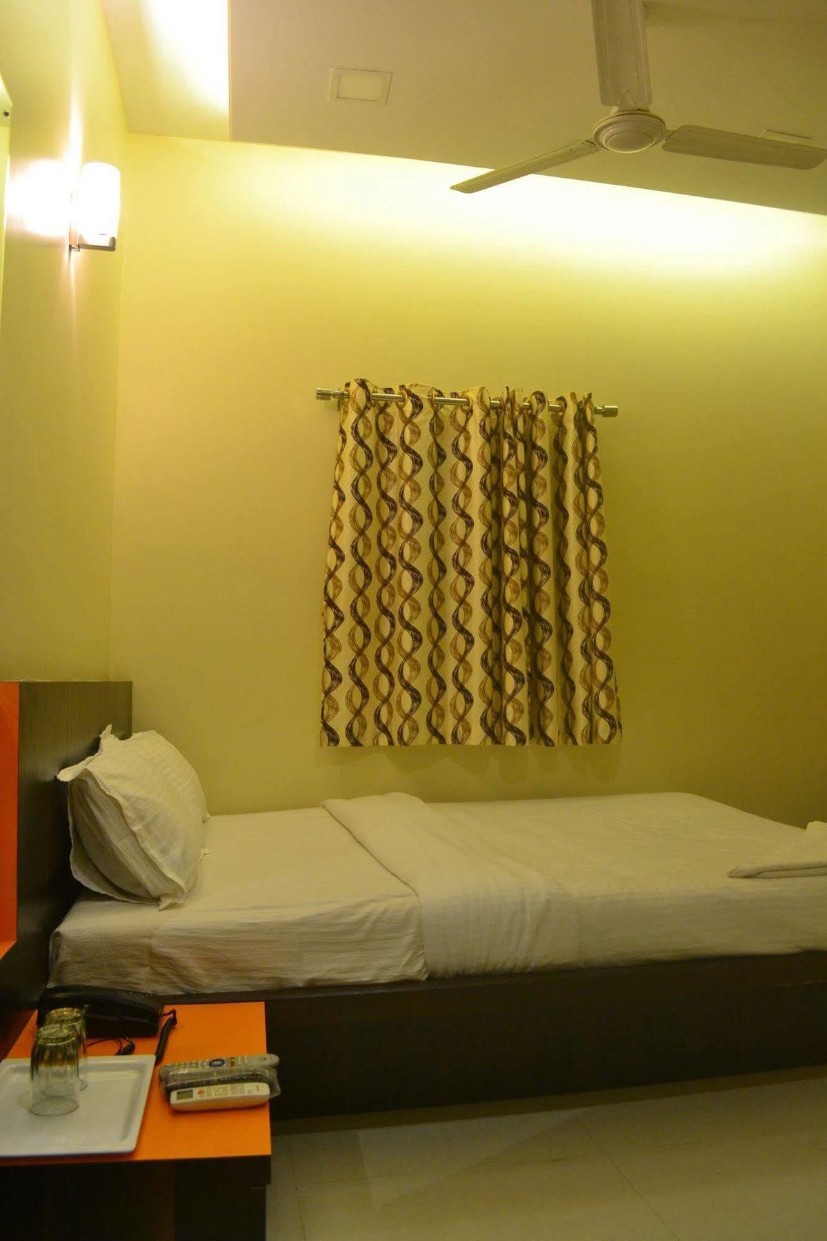 Hotel Super Collection O Airport Metro Andheri East Mumbai
