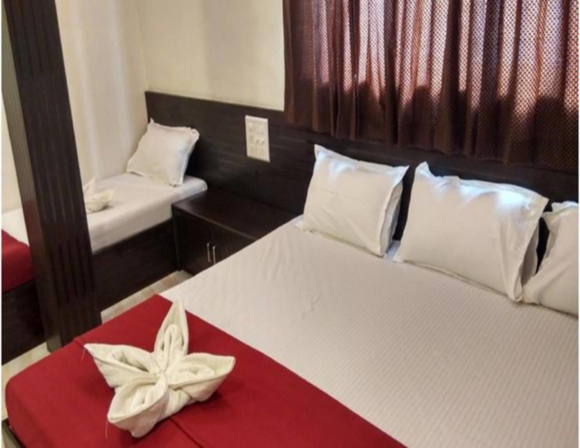 Oyo 76486 Silver Moon Hotel Mumbai