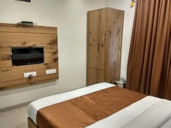 Hotel Grandeur-near International Airport