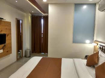 Grandeur-near International Airport Hotel 3*
