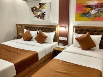 Grandeur-near International Airport 3*