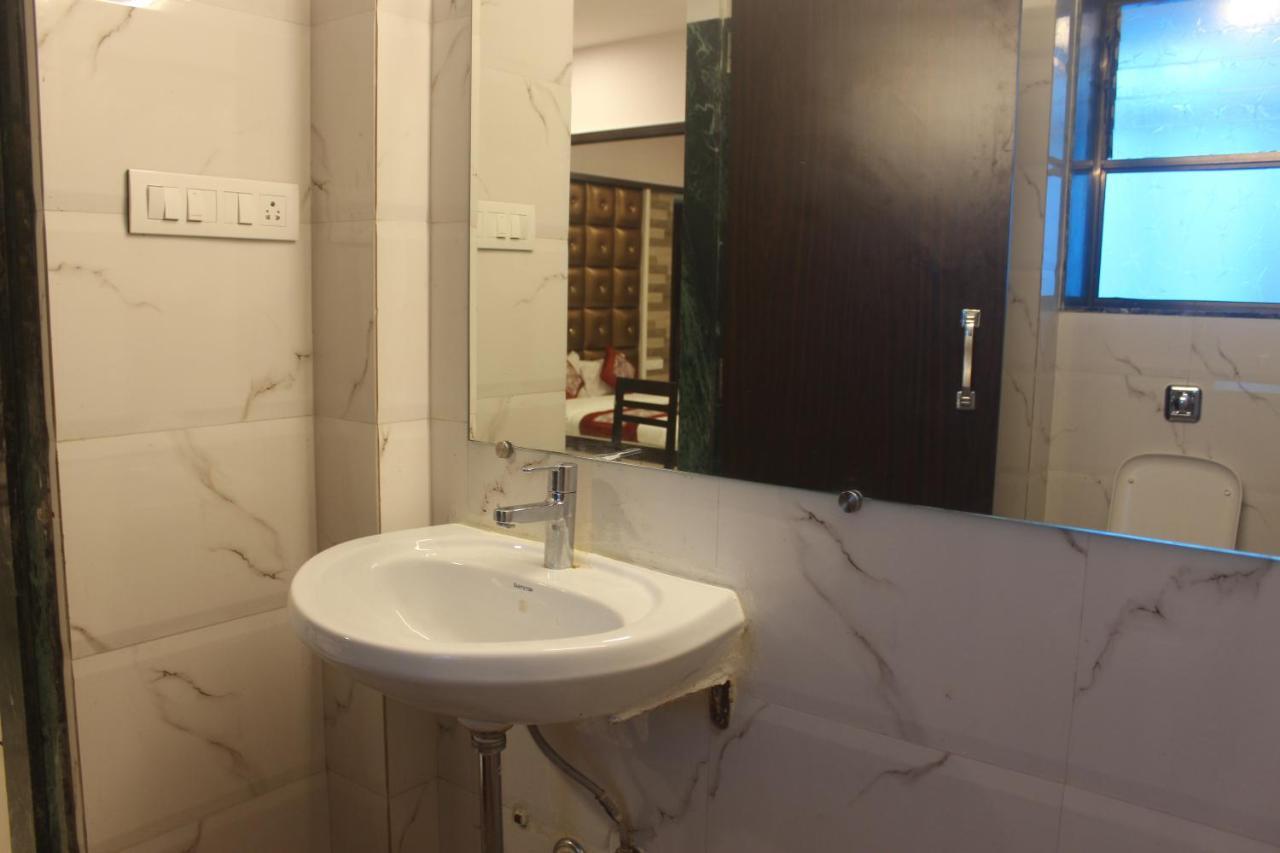 Celeste, Colaba 2*