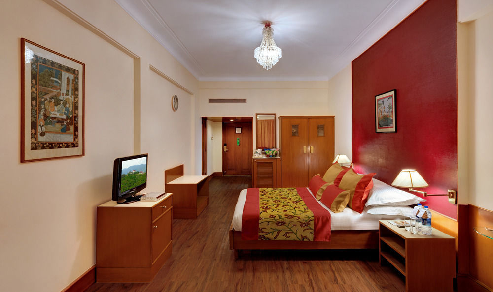 Hotel The Ambassador, Marine Drive, 4*