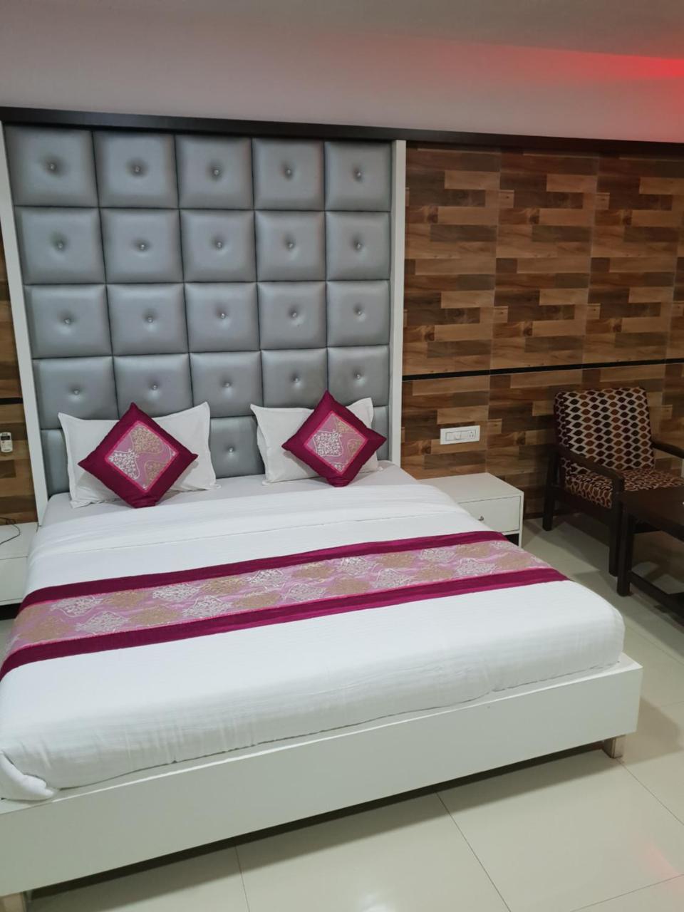 Hotel Celeste, Colaba 2*