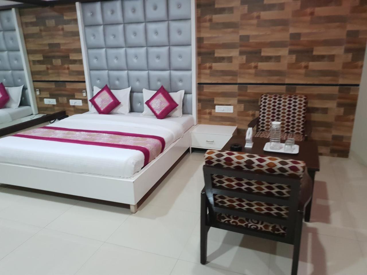 Celeste, Colaba 2*