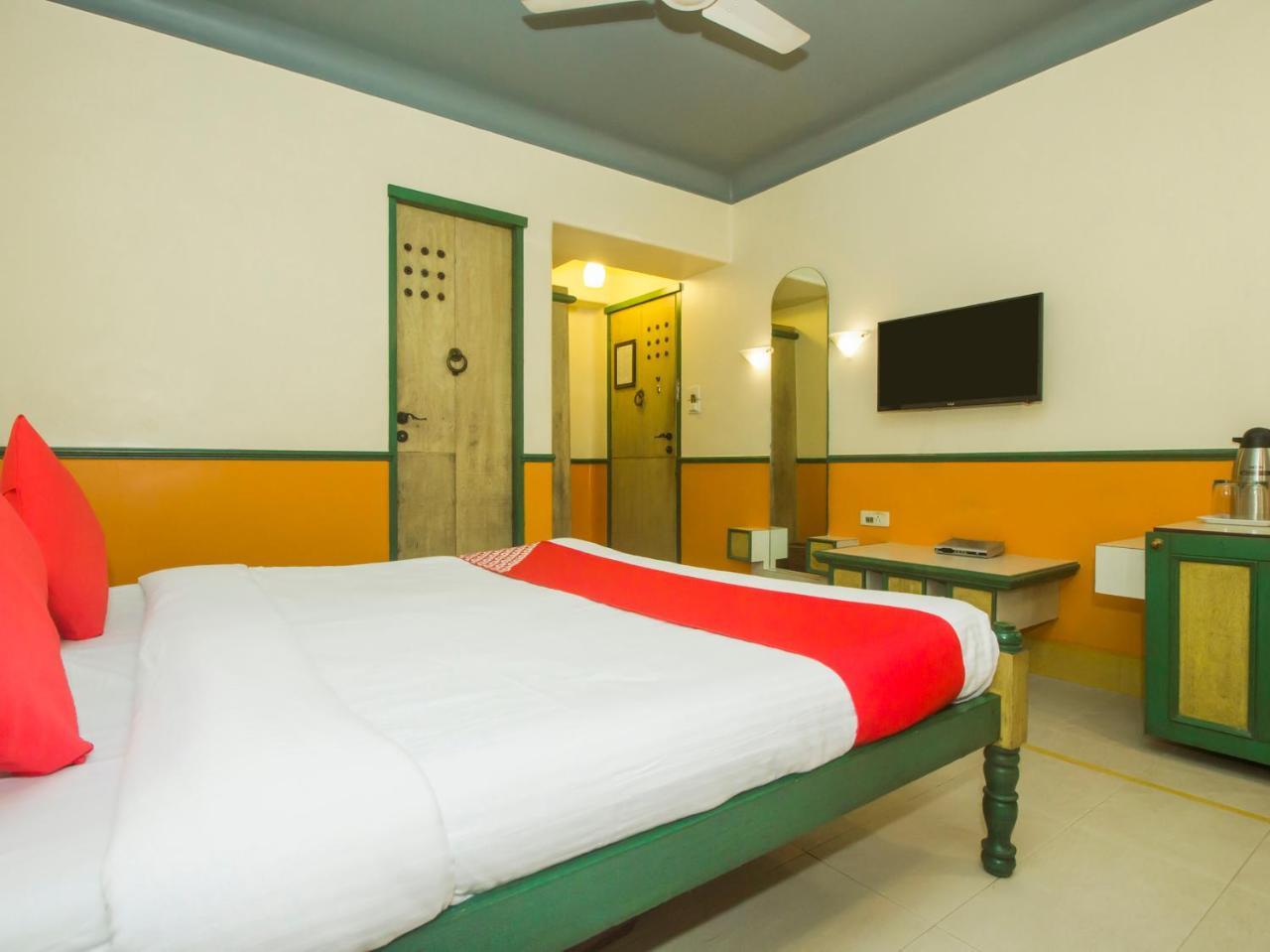 Oyo 19917 Golden Swan Hotel 3*