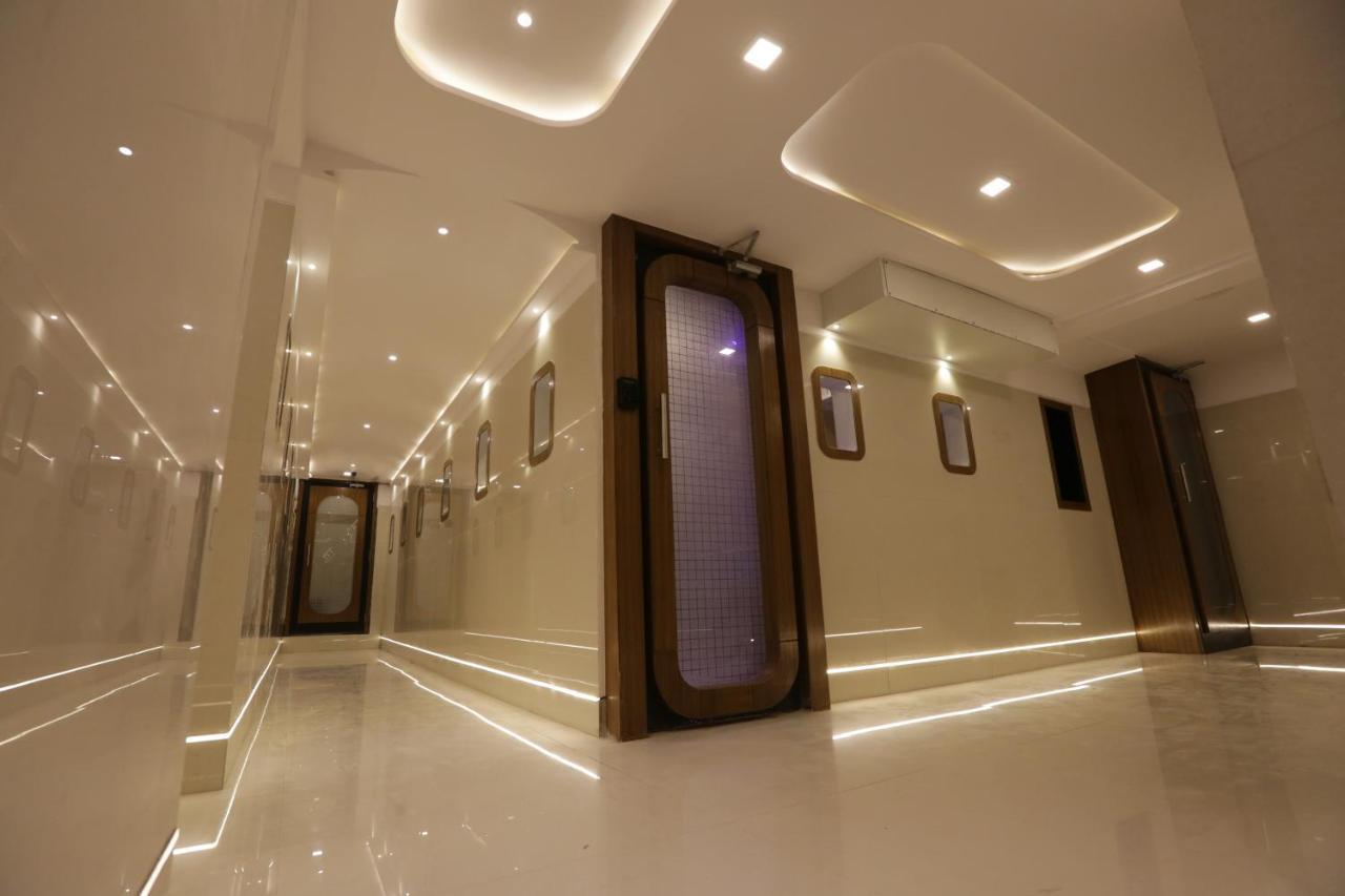 Qubestay Airport Capsule & Mumbai