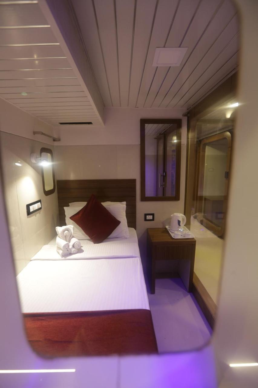 Capsule hotel Qubestay Airport Capsule & Mumbai