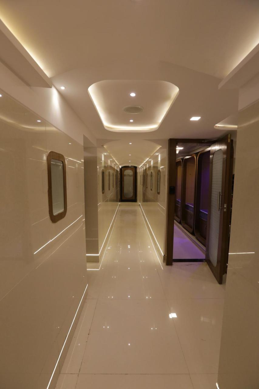 Qubestay Airport Capsule & 3* Mumbai