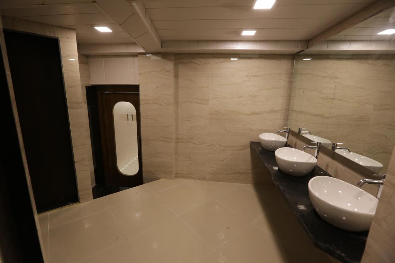 Capsule hotel Qubestay Airport Capsule & 3*