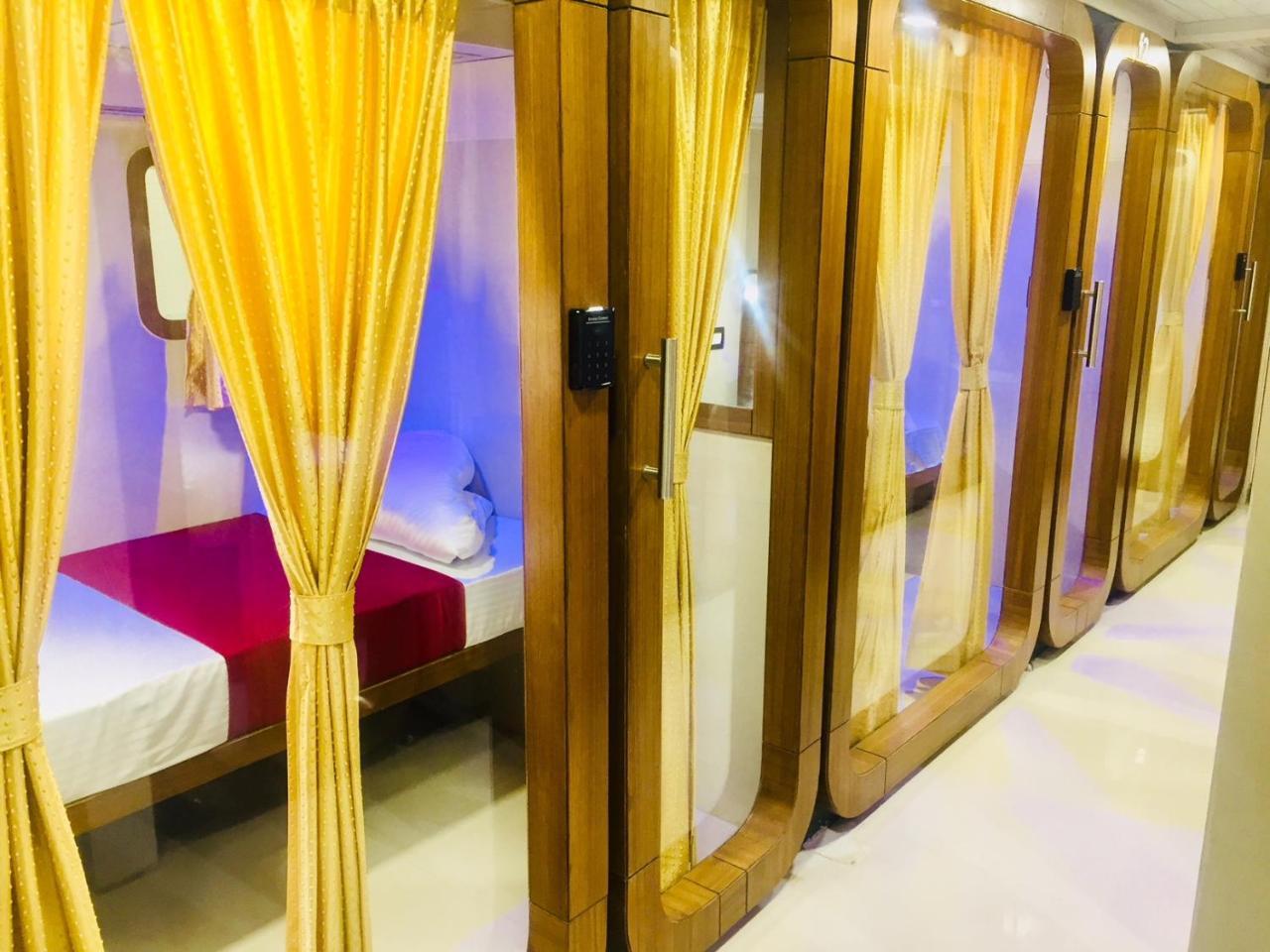 Capsule hotel Qubestay Airport Capsule &
