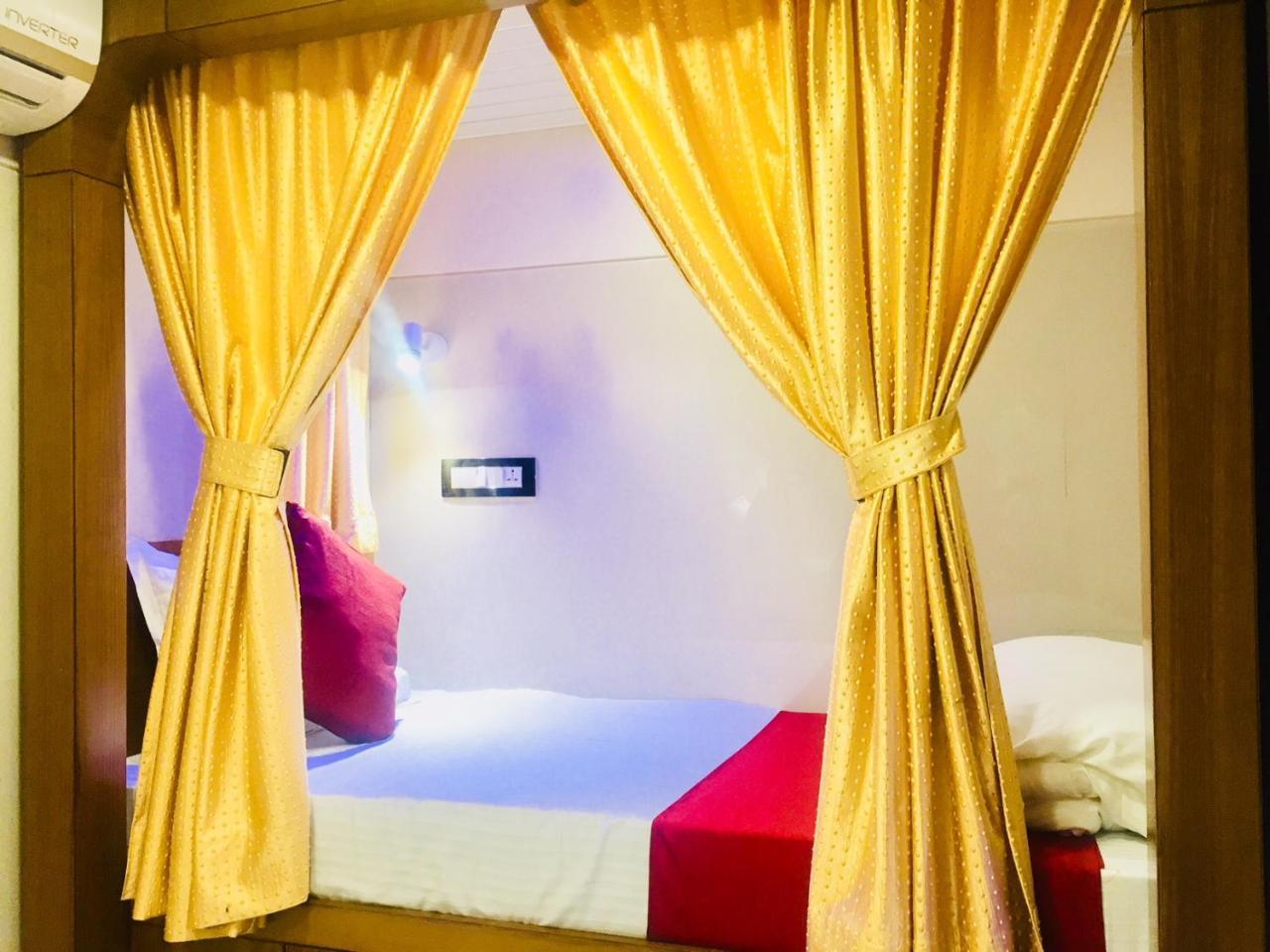 Capsule hotel Qubestay Airport Capsule & Mumbai