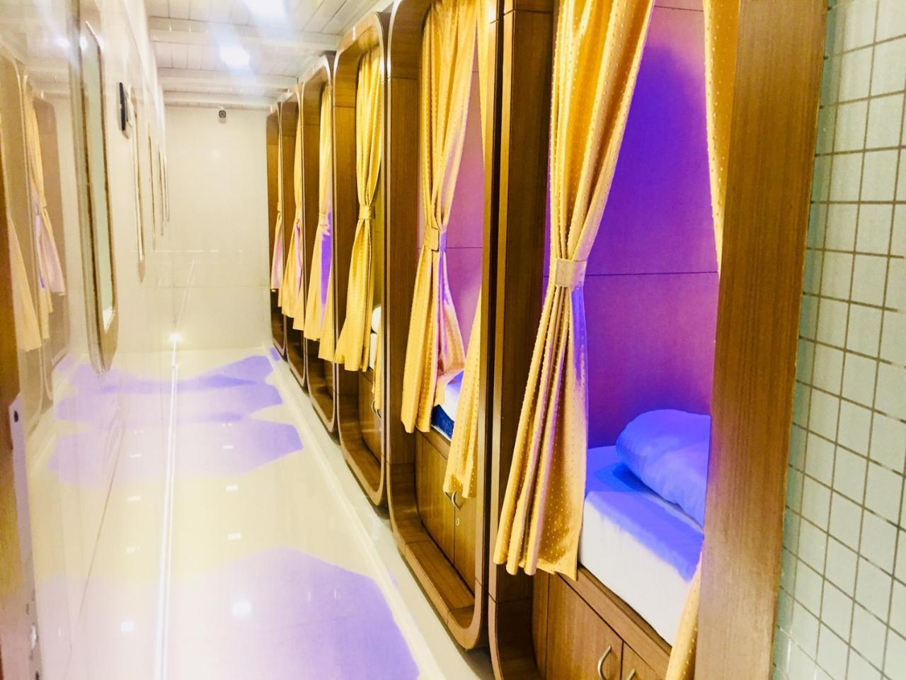 Capsule hotel Qubestay Airport Capsule &