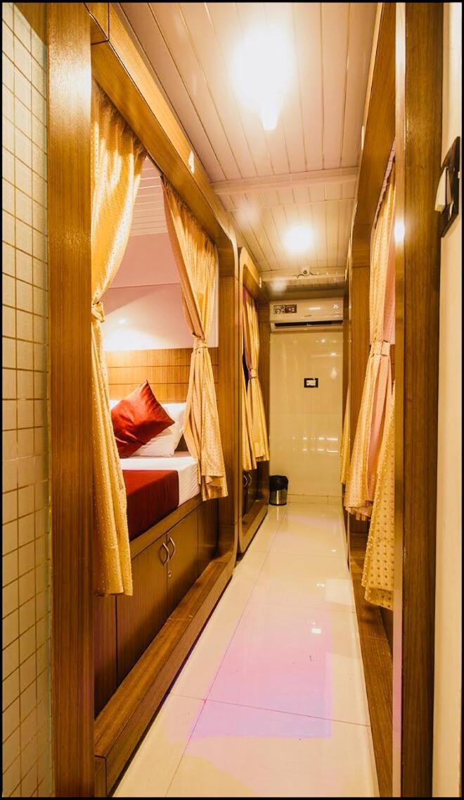 Qubestay Airport Capsule & 3* Mumbai