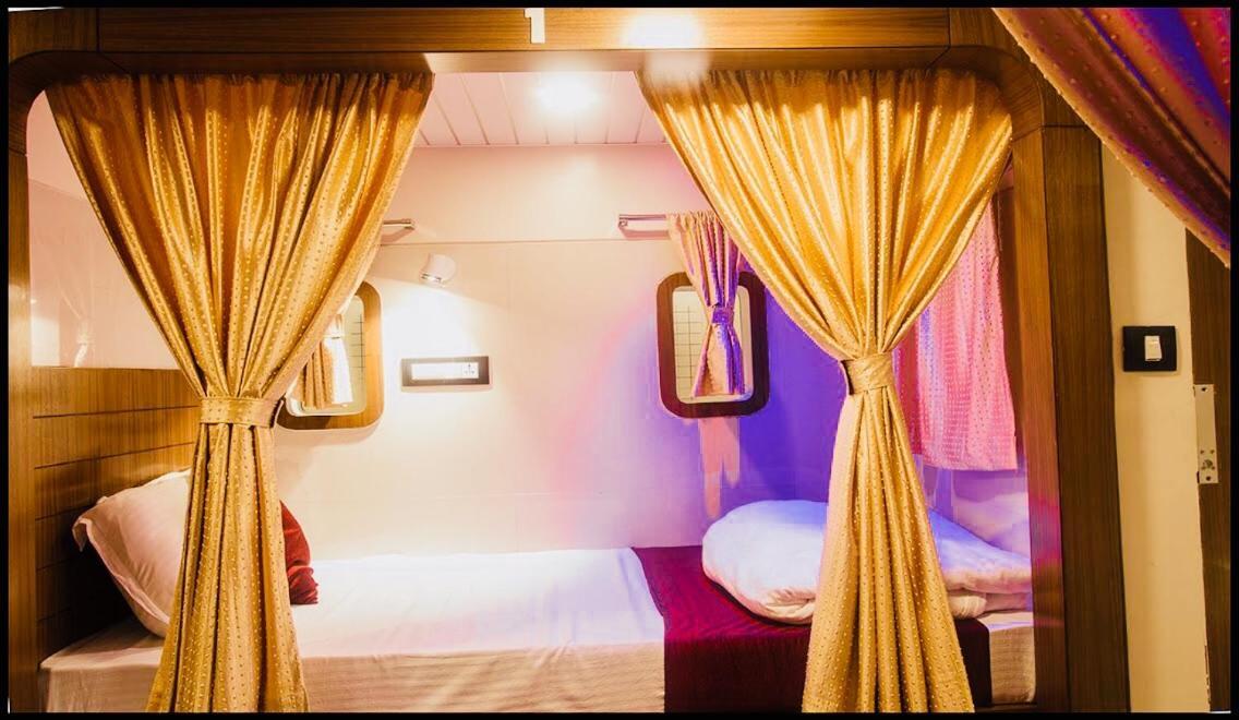 Qubestay Airport Capsule & Capsule hotel 3*