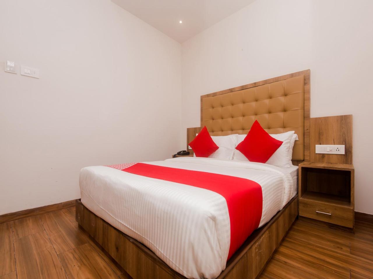 Hotel Oyo 12063 Pearls Bkc