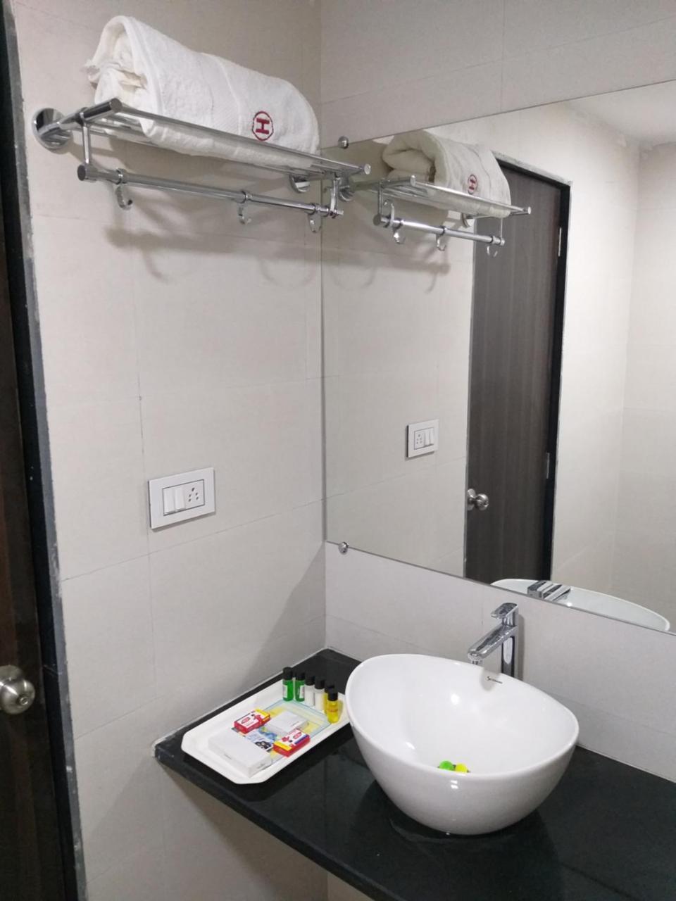 Capital O 40321 Harmony Hotel Mumbai