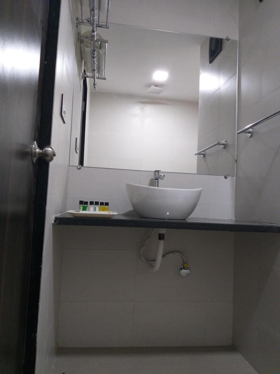 Capital O 40321 Harmony Hotel Mumbai