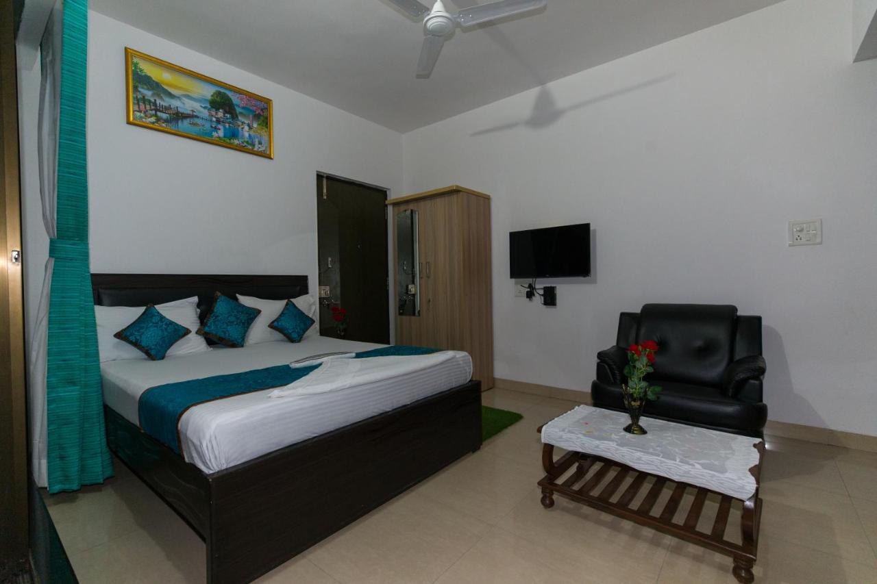 Bed & Breakfast Aristo Room, - Near Kokilaben Dhirubai Ambani Hospital For Family Only, *