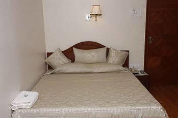Kemps Corner Hotel 2*
