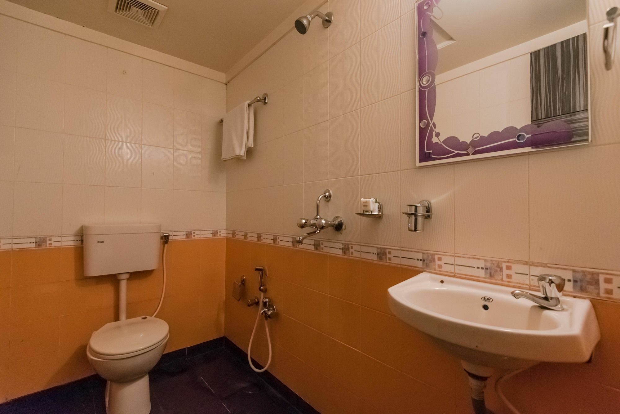 Oyo 6371 Abrol Hotel 3*