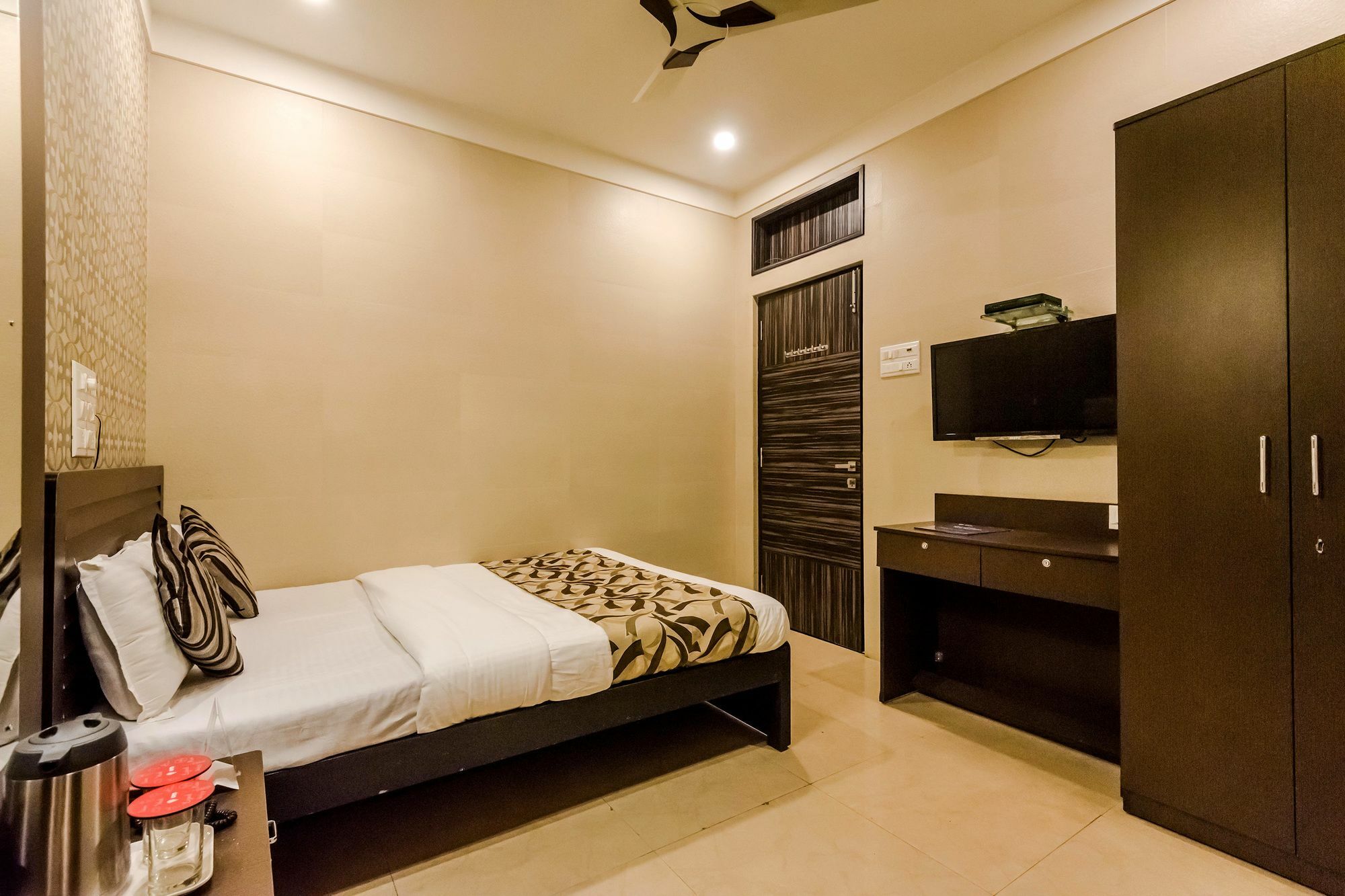 Oyo 6371 Abrol Mumbai