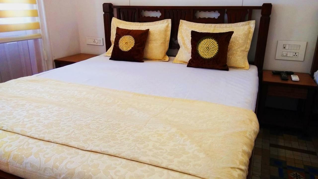 Hotel Carlton - Behind Taj Mahal Palace Colaba