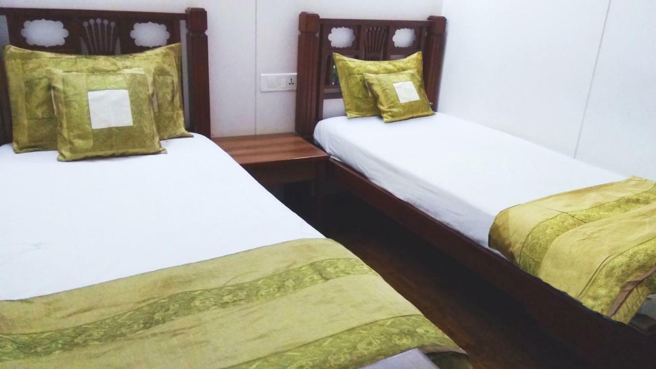 Hotel Carlton - Behind Taj Mahal Palace Colaba