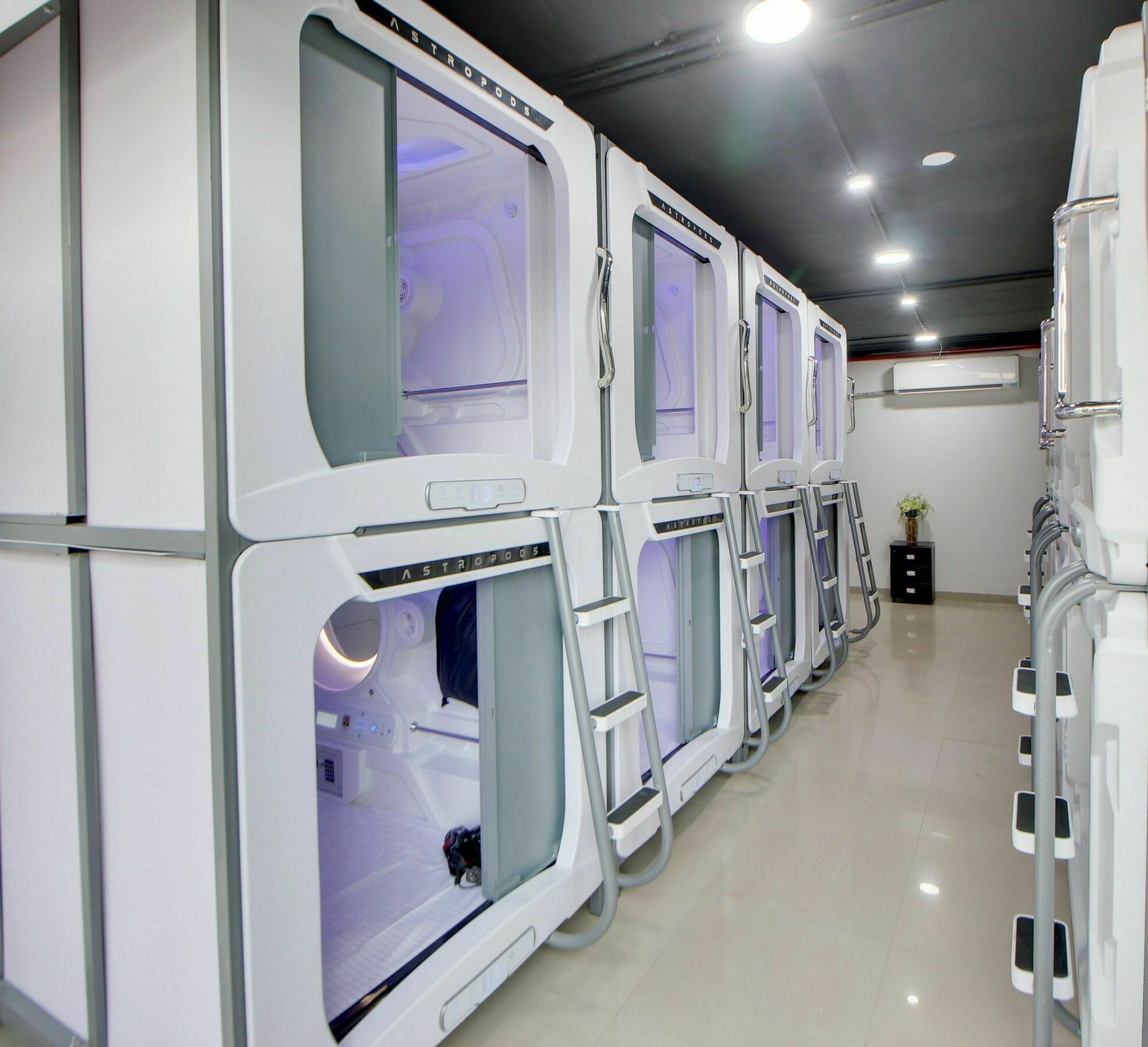 Astropods Airport, Mumbai. 3* Mumbai