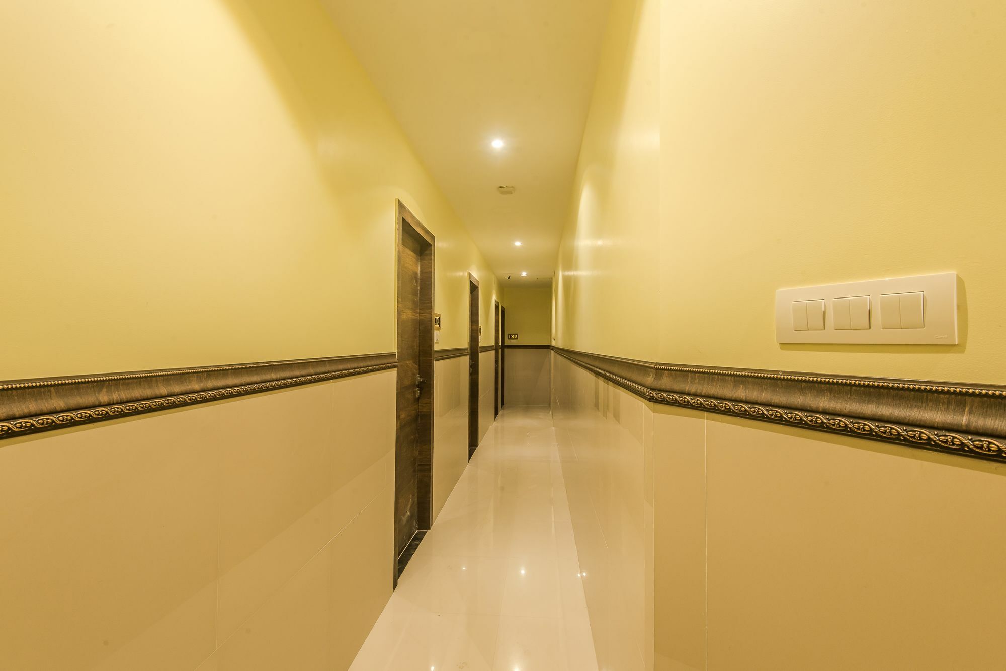 Hotel Oyo 9187 Adlon International