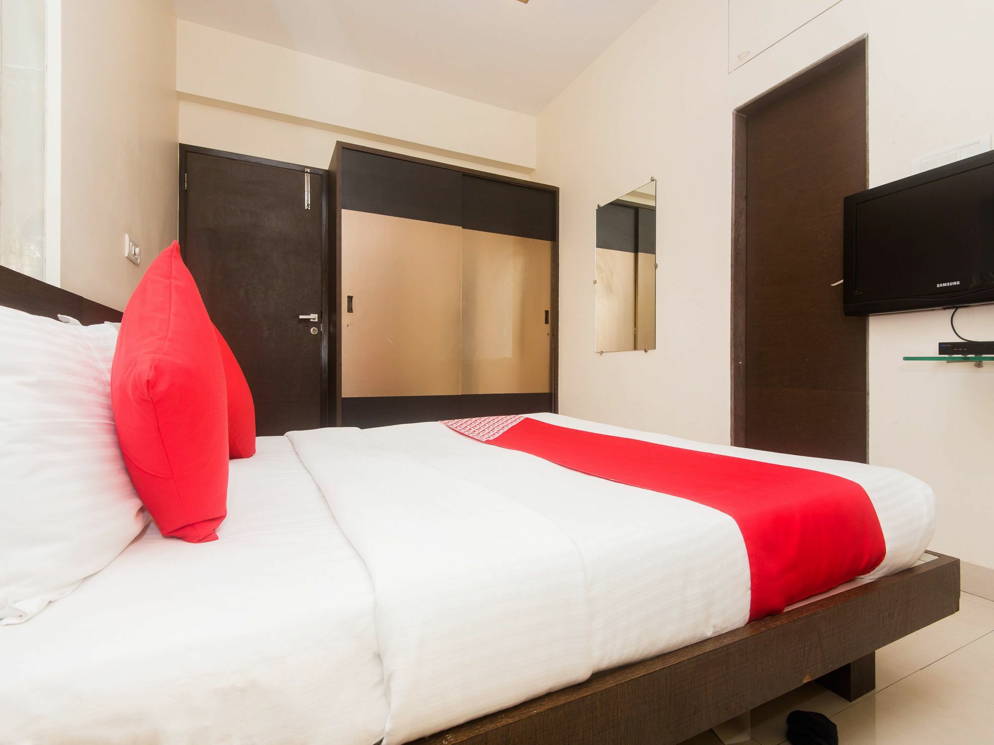 Hotel Oyo 20015 Silverkey Bandra East Bkc Bandra Mumbai
