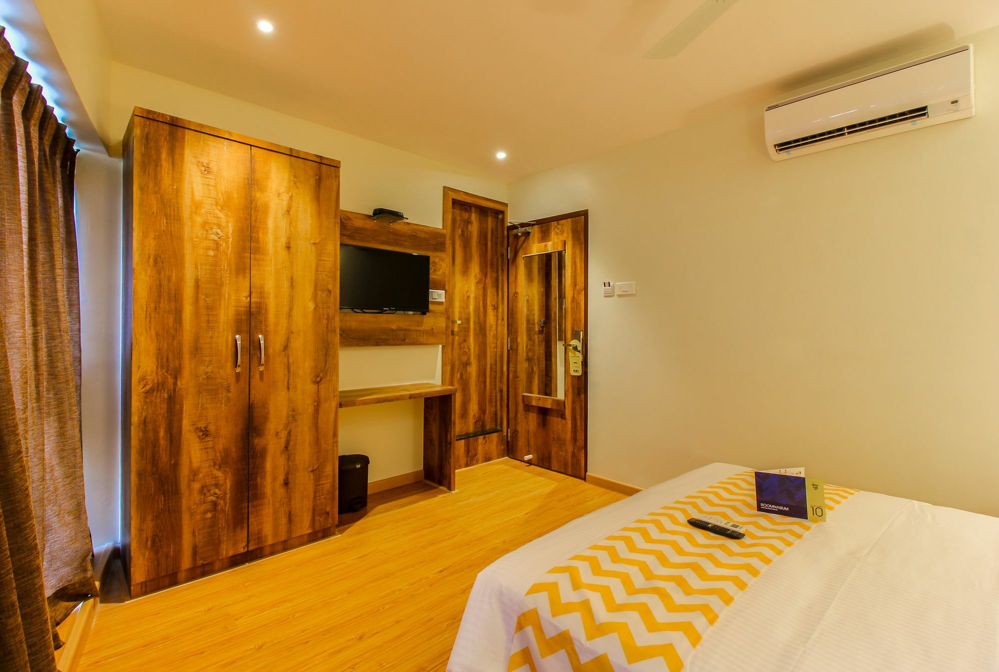 Fluorescent By Bizzgrow International Airport - Formerly Known As Byaris International 3* Mumbai