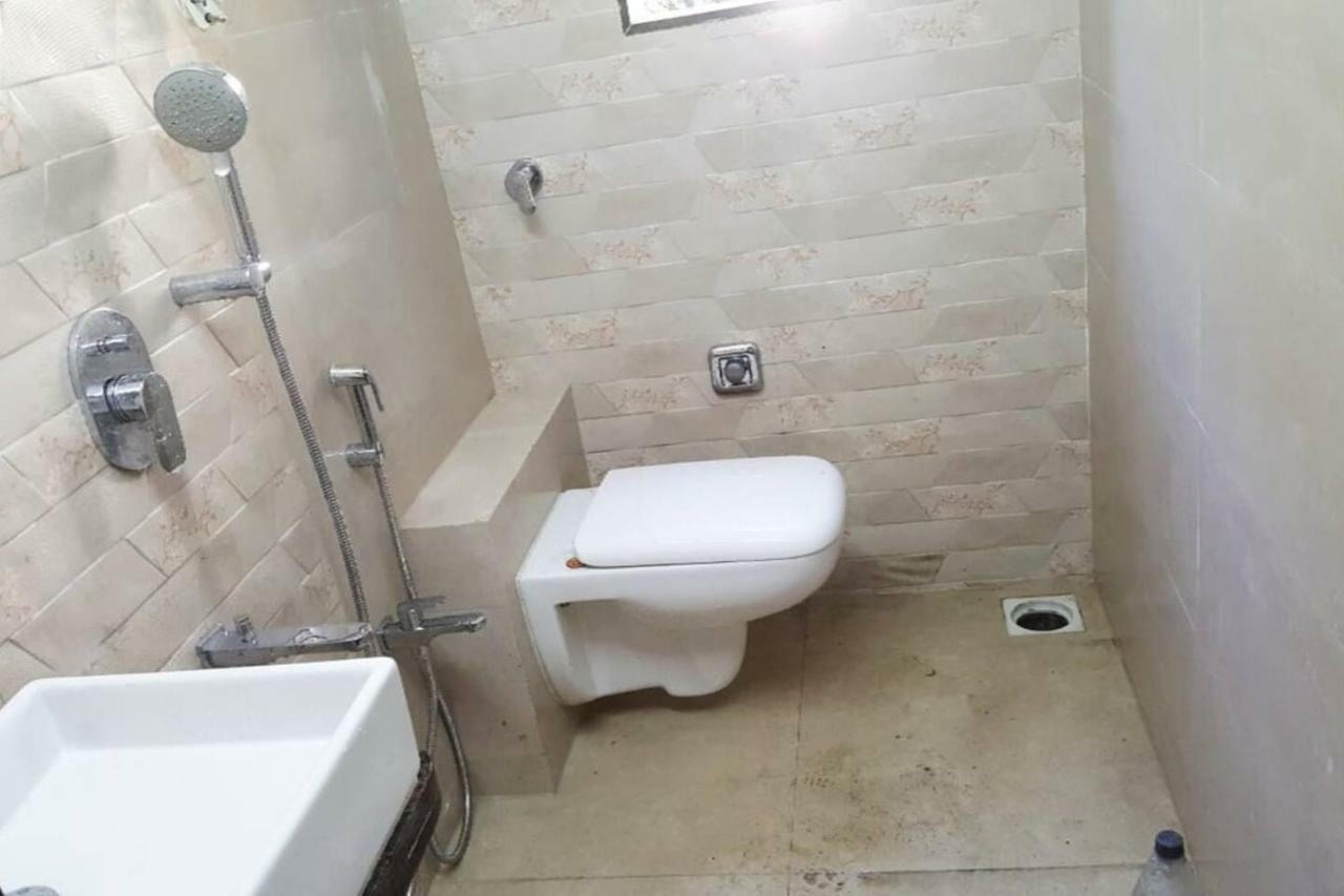 Cozy Furnished One Block From The Ocean Apartment Mumbai