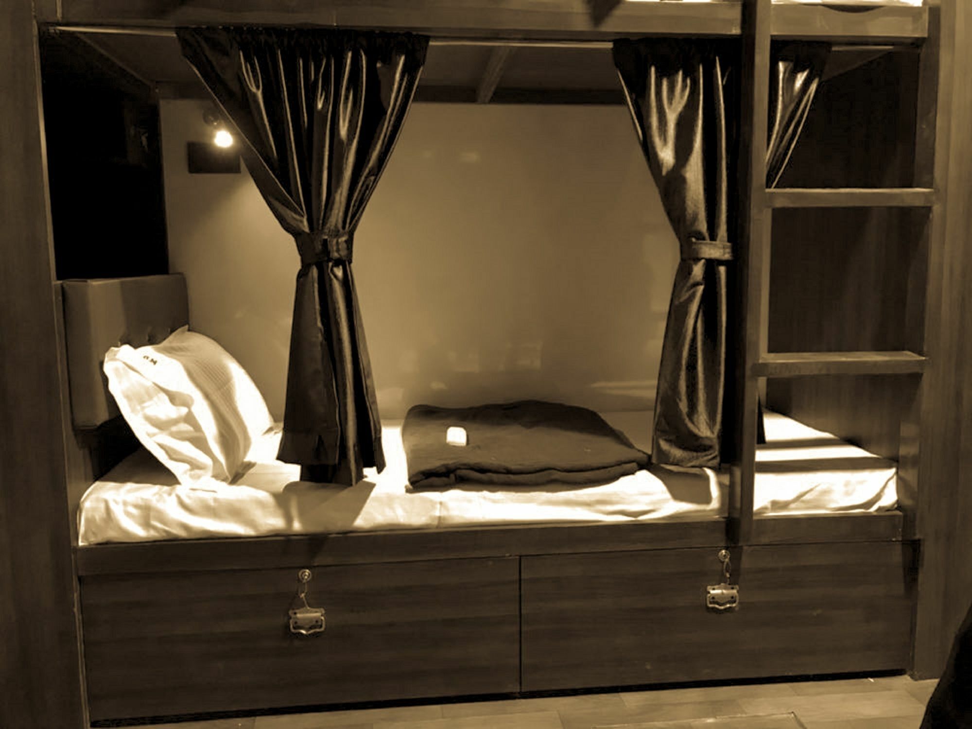 Ayat Asalpha Metro Hostel