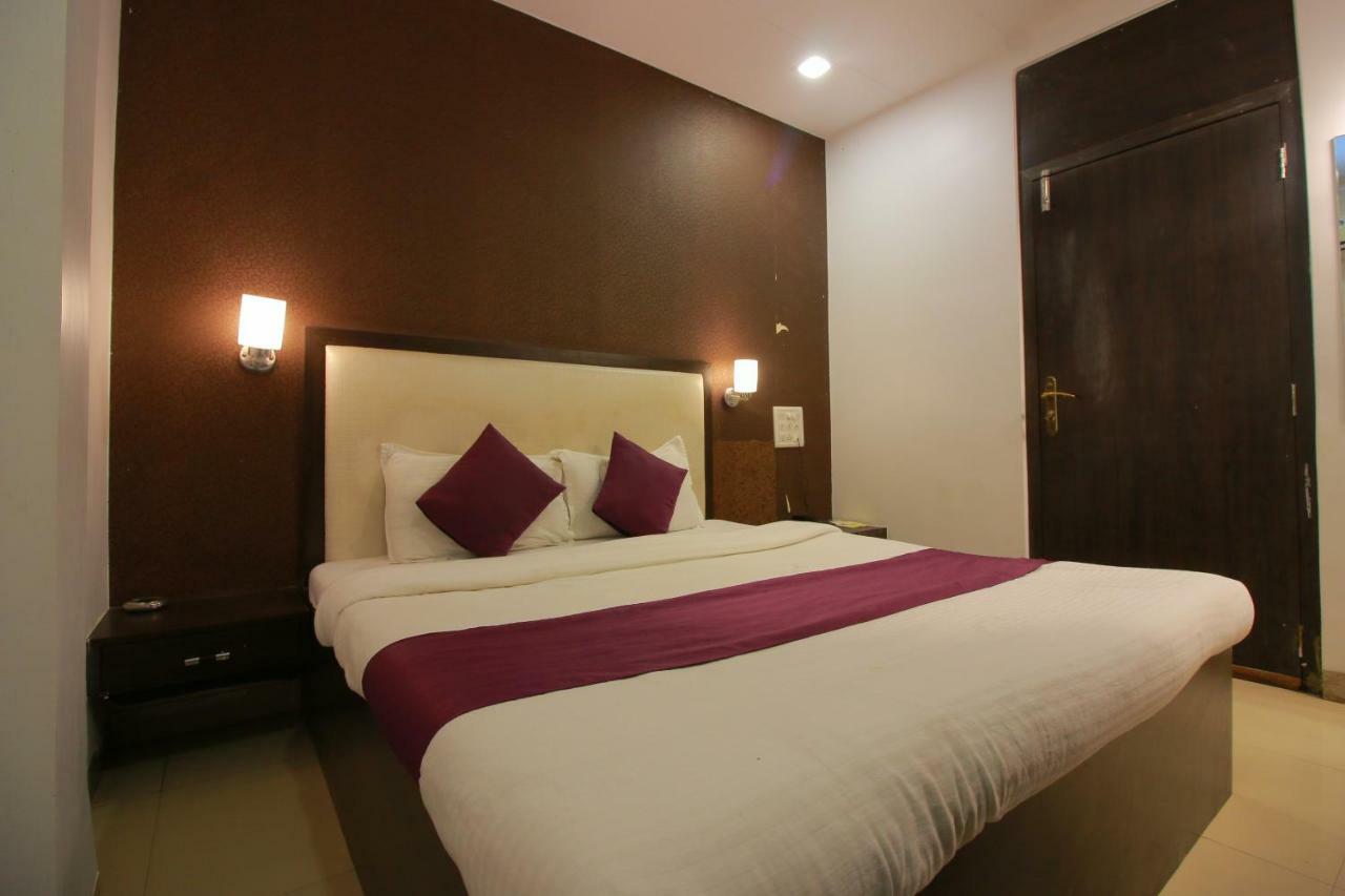 Modern Hotel *