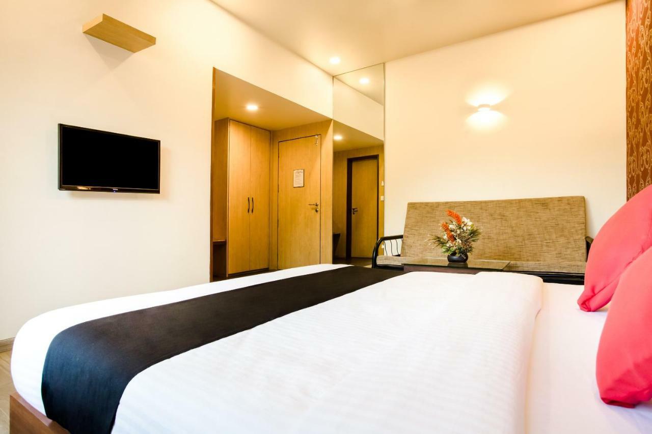 Capital O 36119 Royal Garden & Lawns Hotel Mumbai