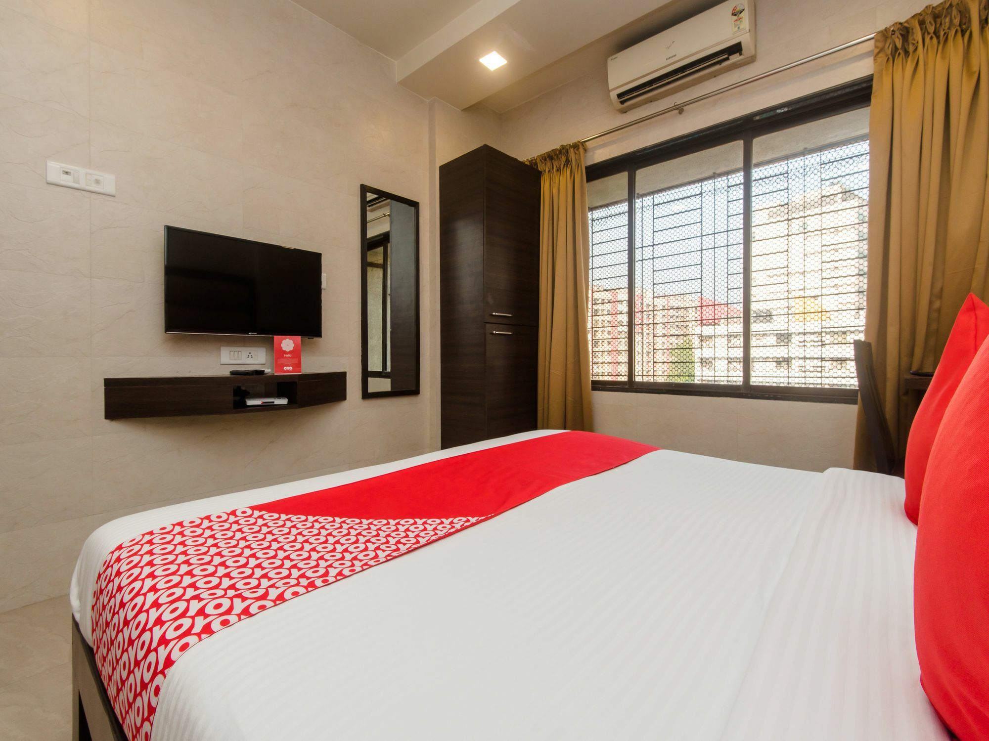 Oyo 11908 Bloom Residency Hotel 3*
