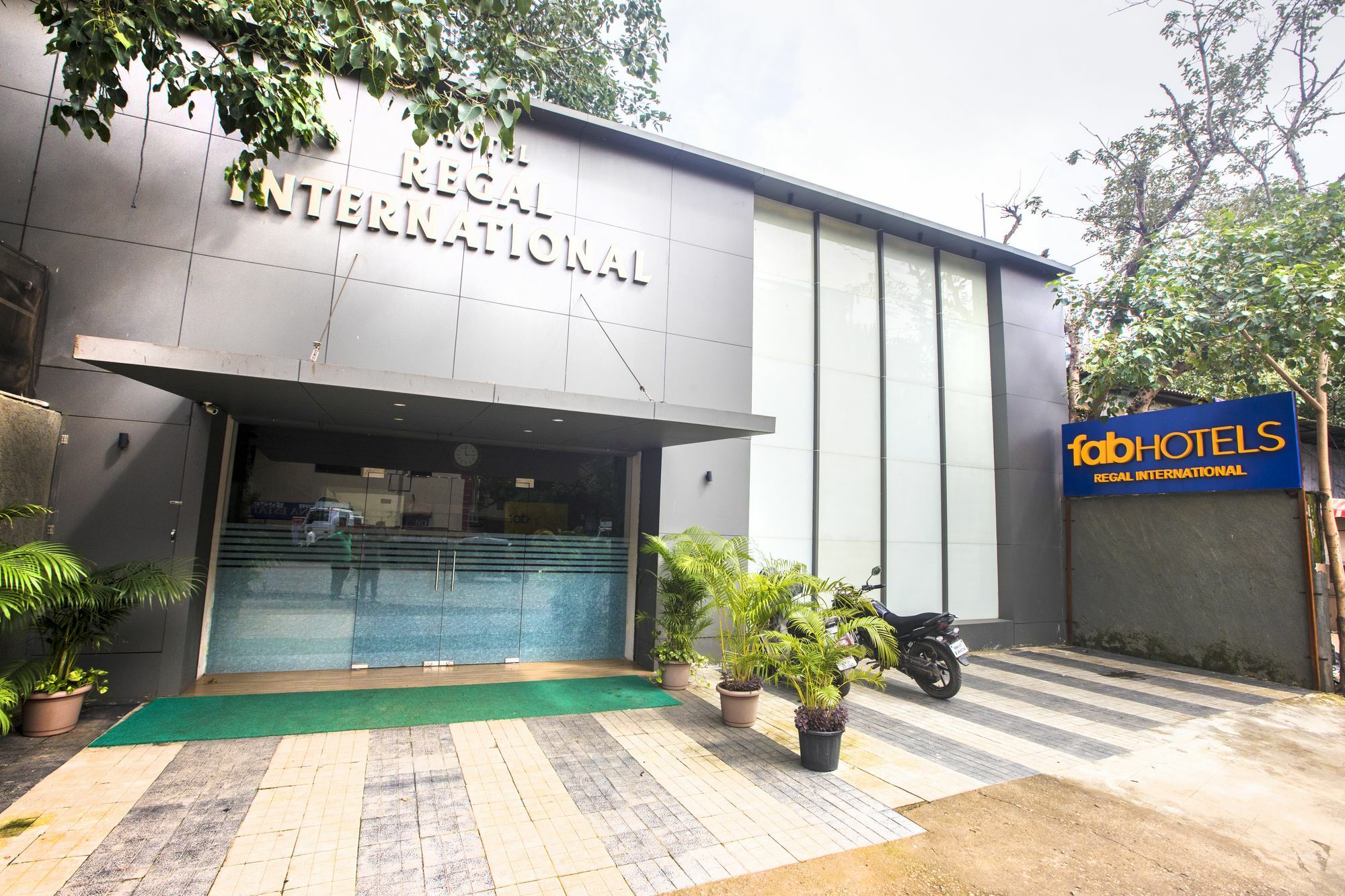 Hotel Fabhotel Regal International Andheri 3*