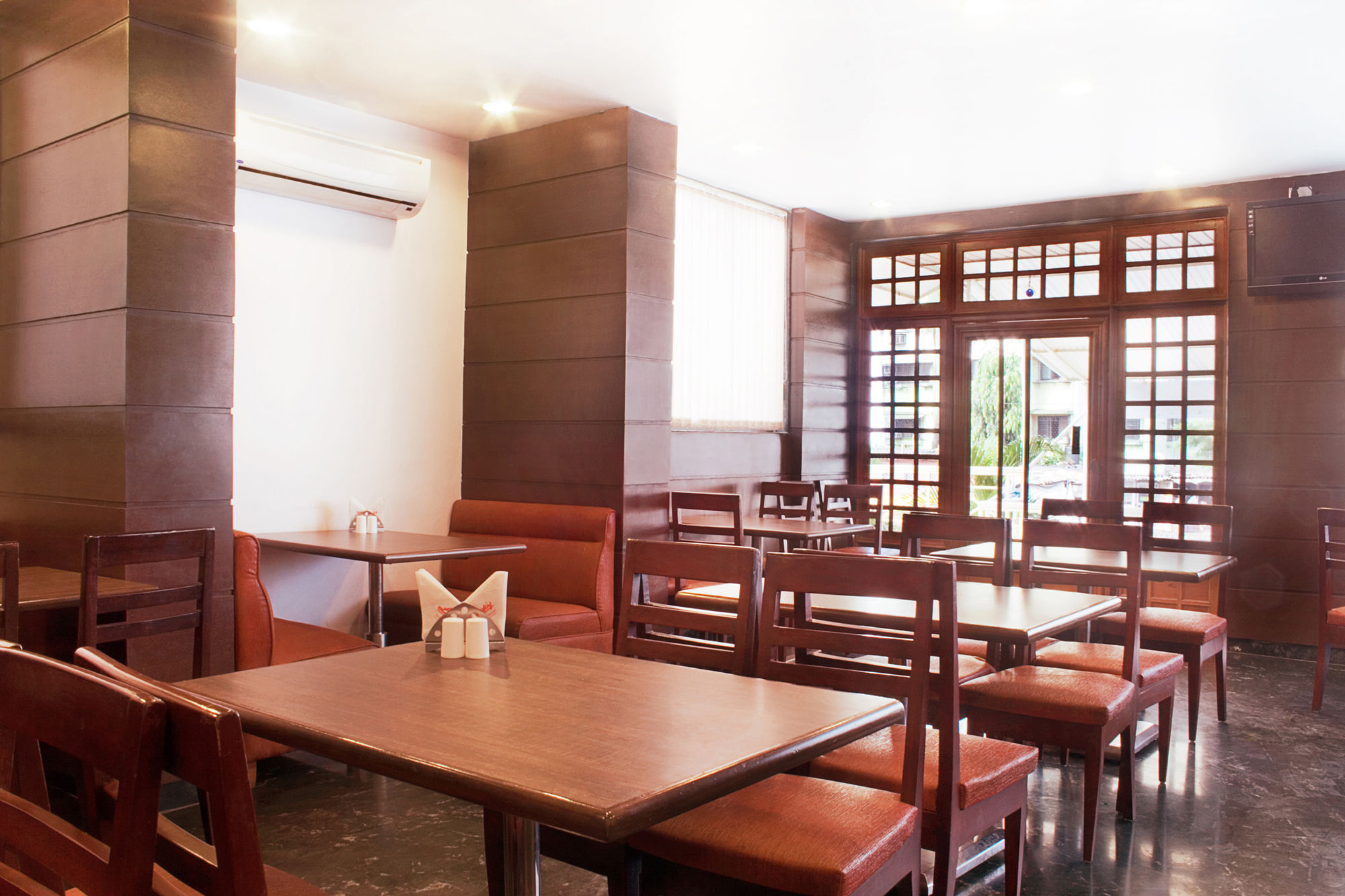 Lucky Goregaon 3*