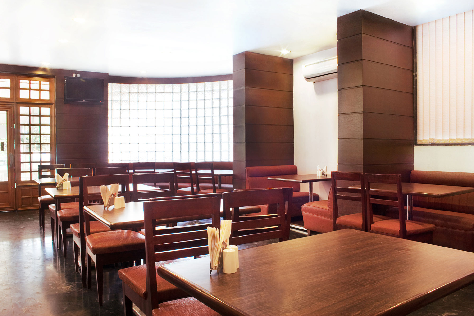 Hotel Lucky Goregaon 3*