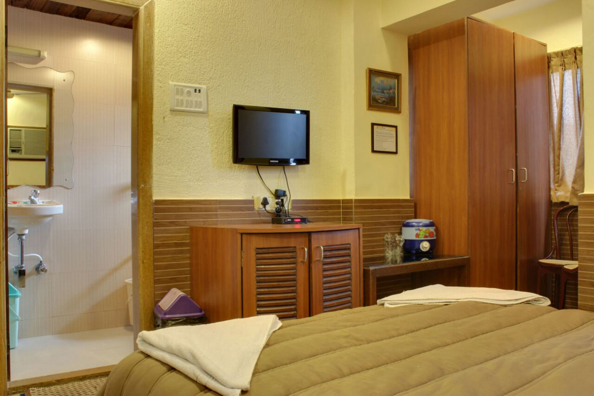 Lucky Goregaon 3*