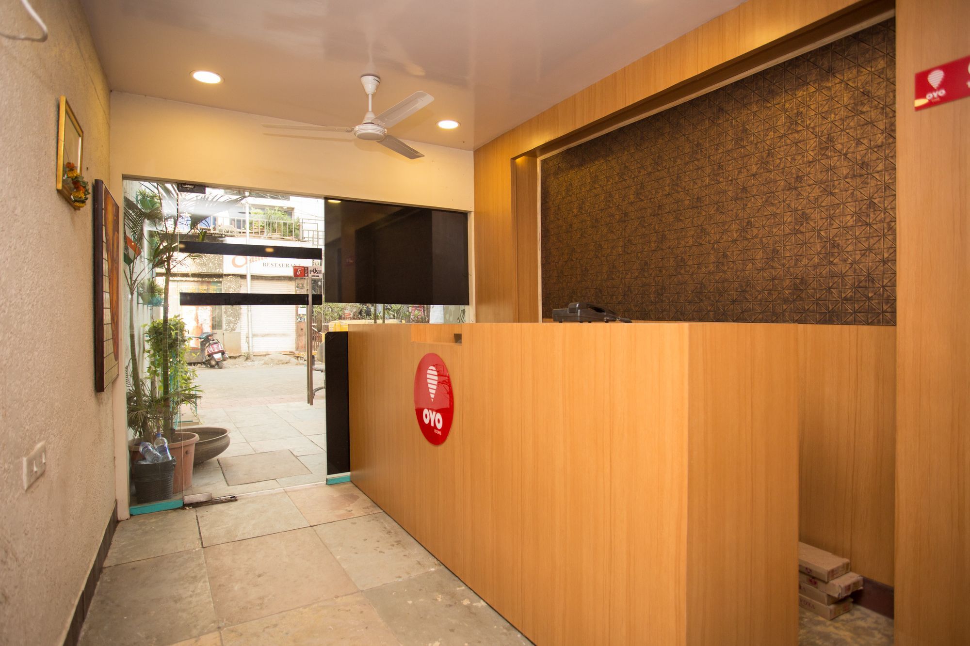 Hotel Oyo 8755 Red Palms Mumbai
