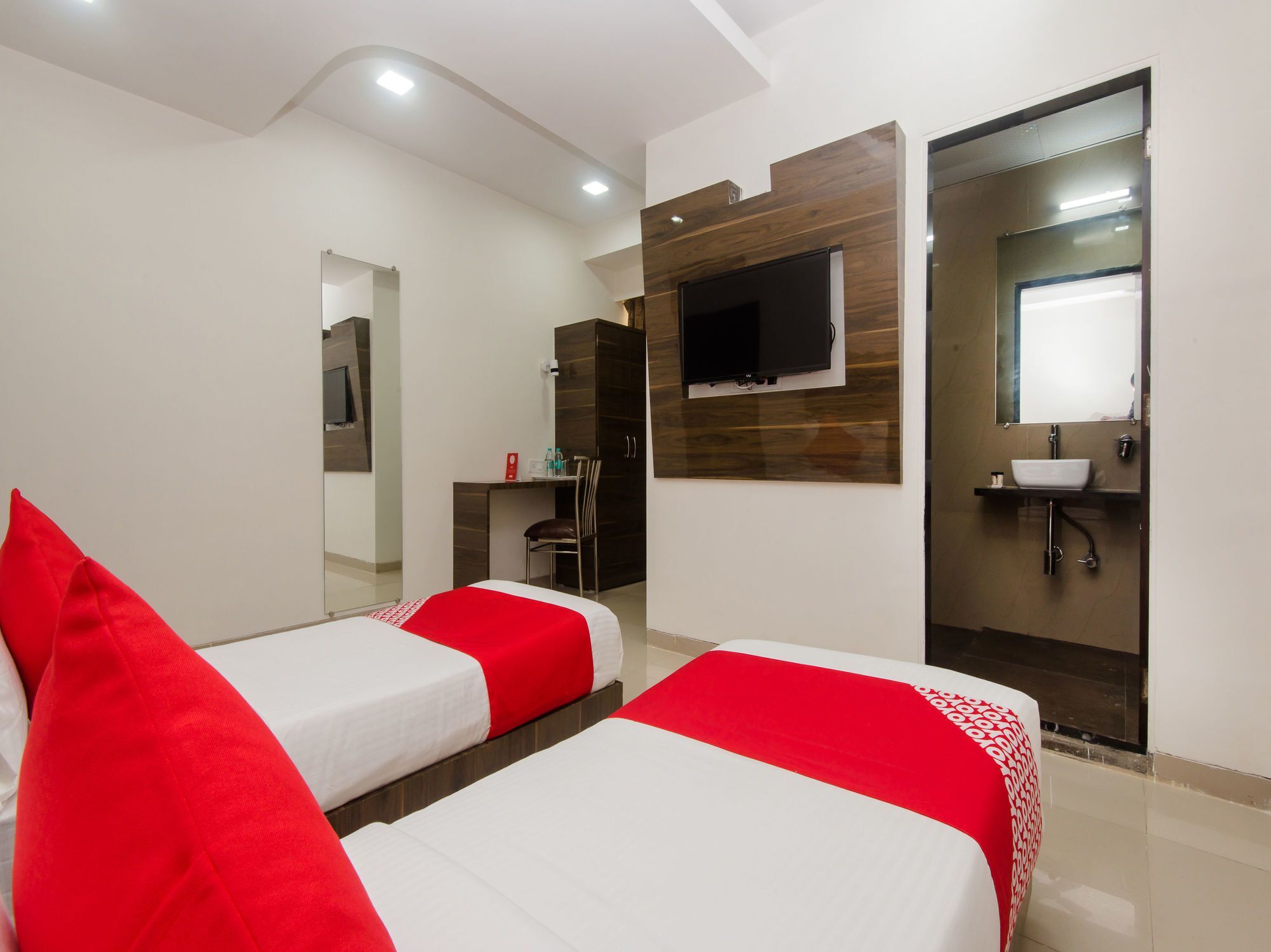 Hotel Oyo 12043 Crystal Crown 3*