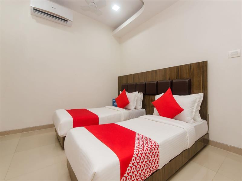 Hotel Oyo 12043 Crystal Crown 3*