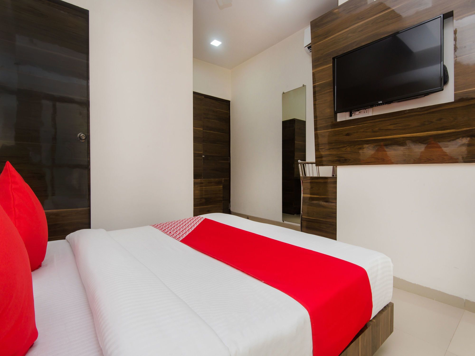 Hotel Oyo 12043 Crystal Crown