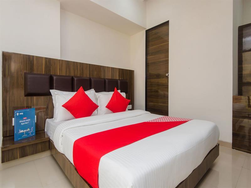Hotel Oyo 12043 Crystal Crown
