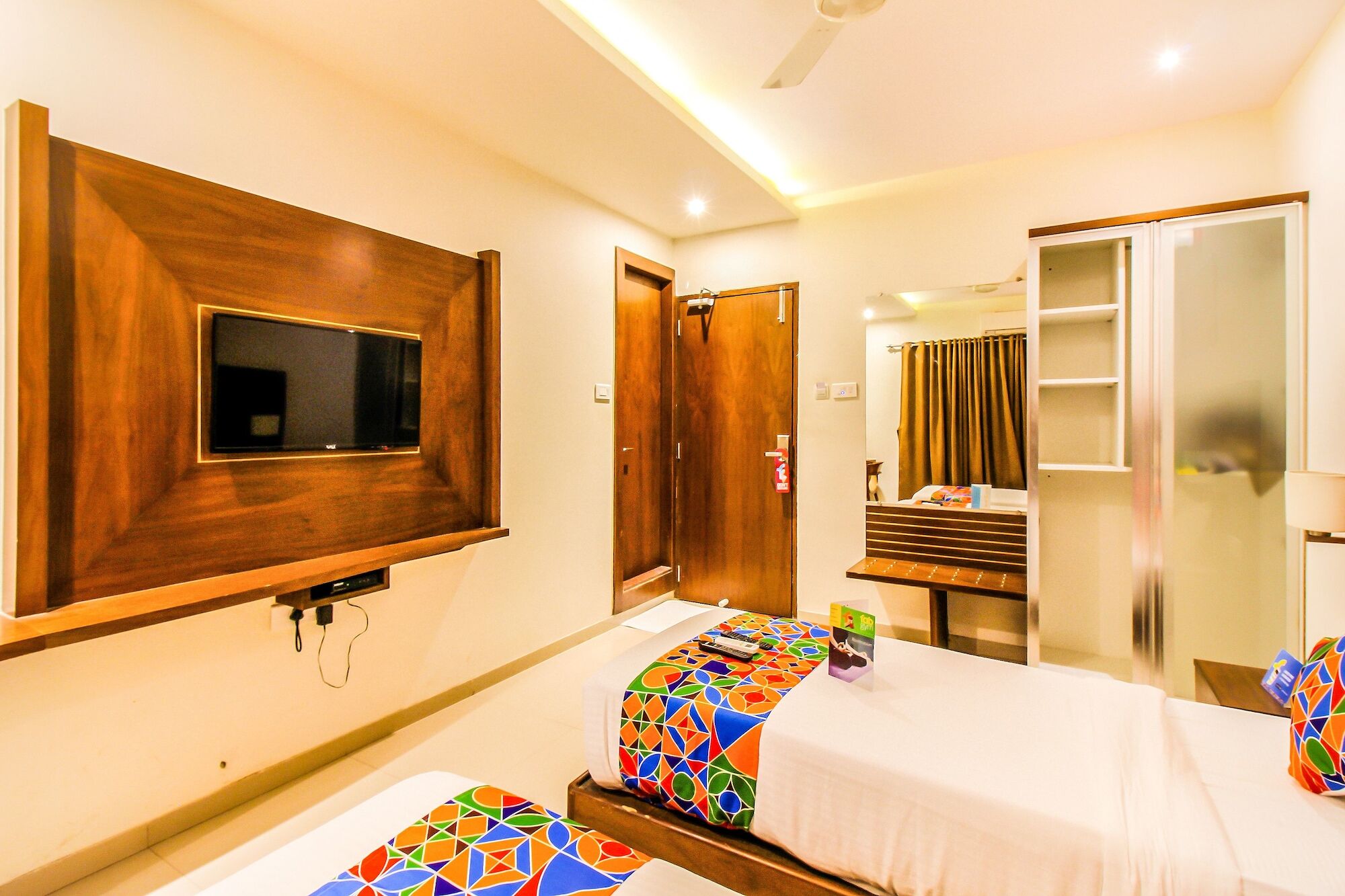 Hotel Fabhotel Empire - Nr International Airport