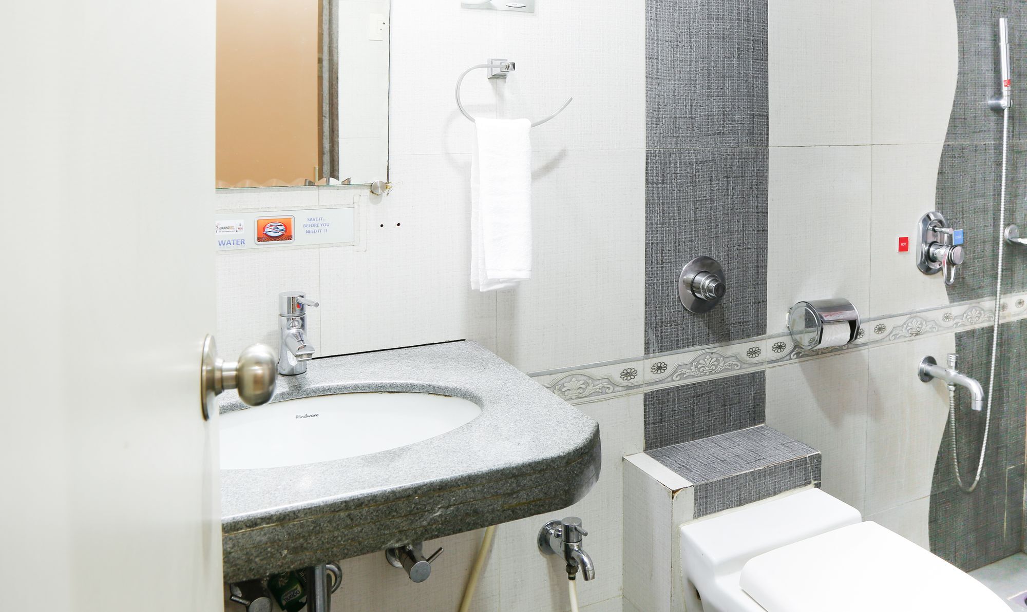 Hotel Treebo Seven Apatments Bandra