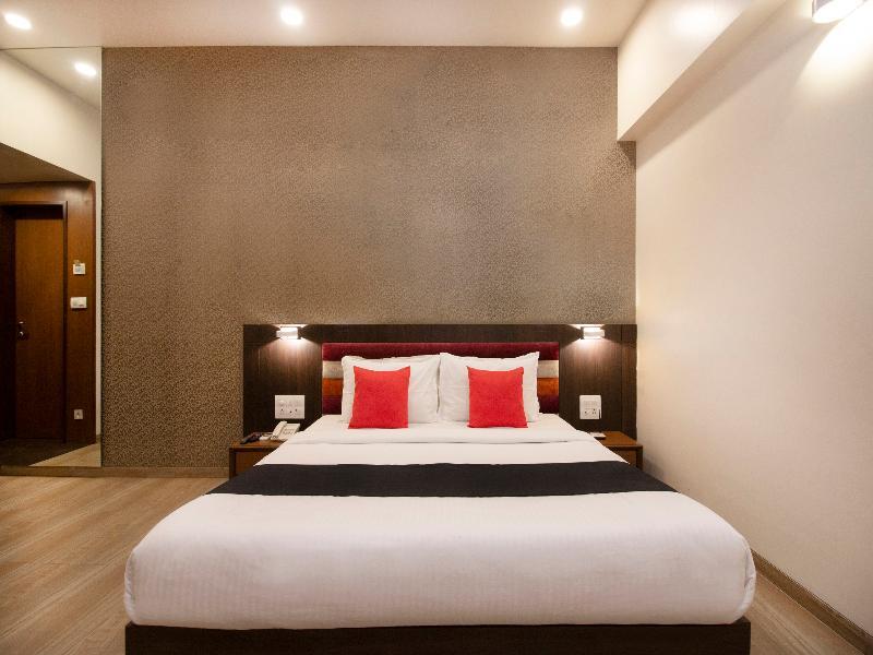 Capital O 36119 Royal Garden & Lawns Hotel 3*