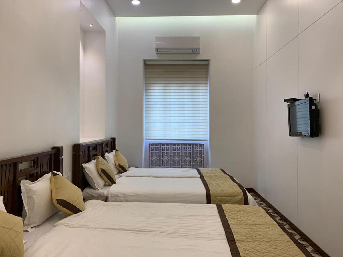 Hotel Carlton - Behind Taj Mahal Palace Colaba